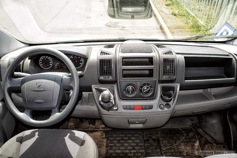 Peugeot Boxer 2022 салон