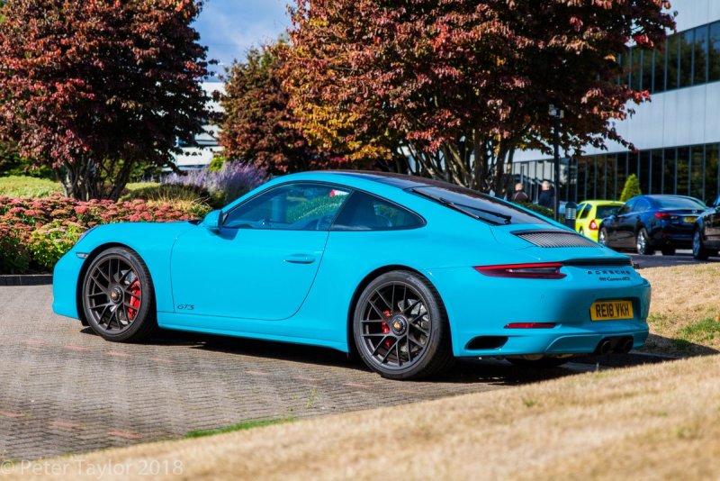 Porsche 911 Carrera голубая