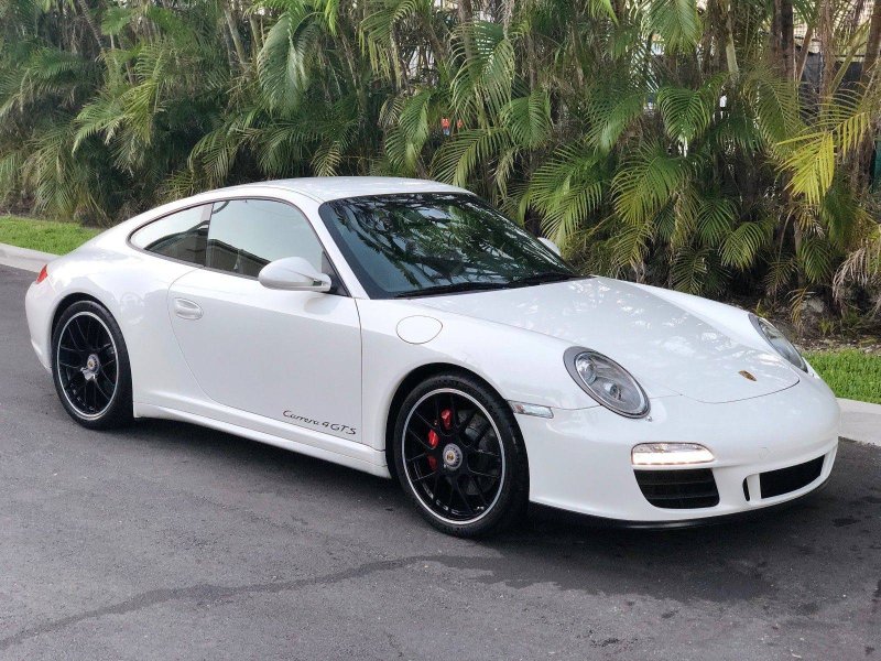 Porsche 911 Carrera белый