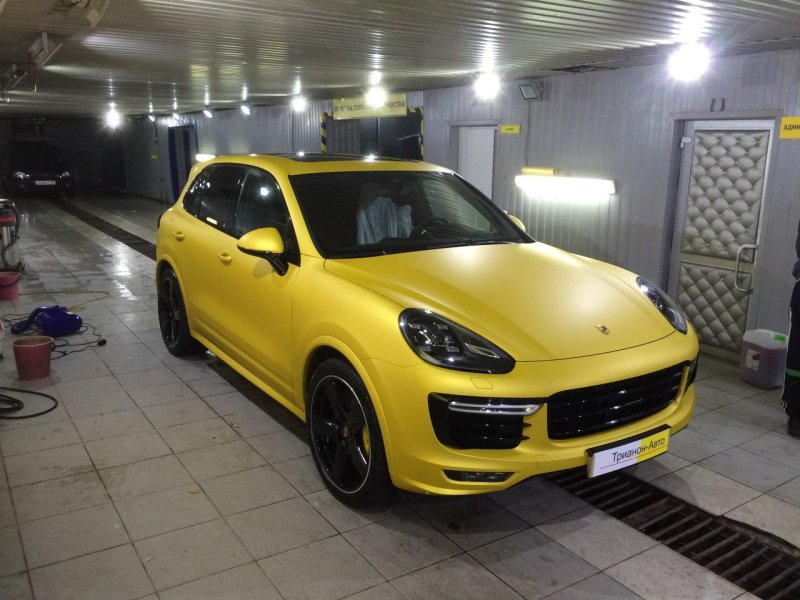 Porsche Cayenne в матовой пленке