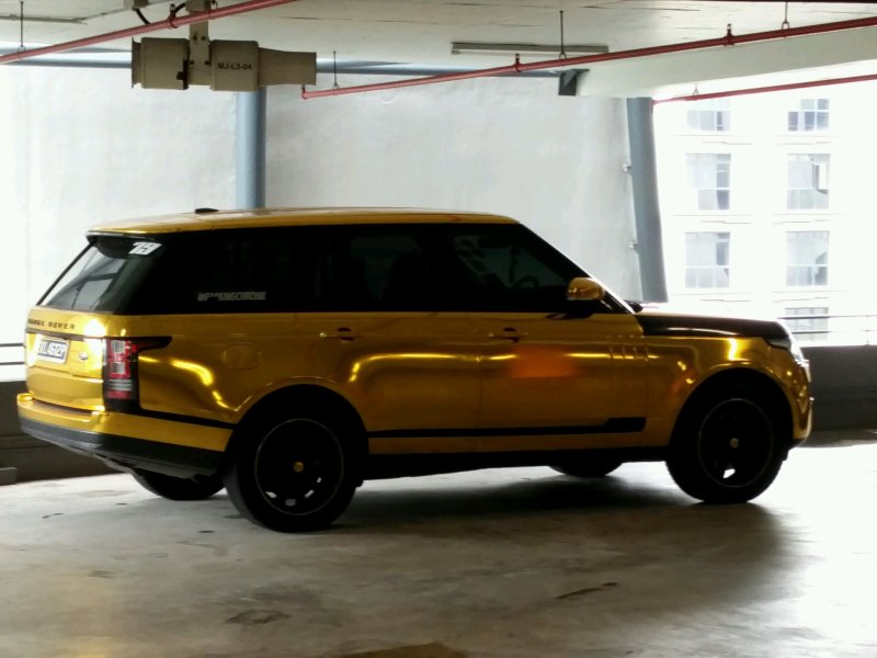 Золотой range Rover