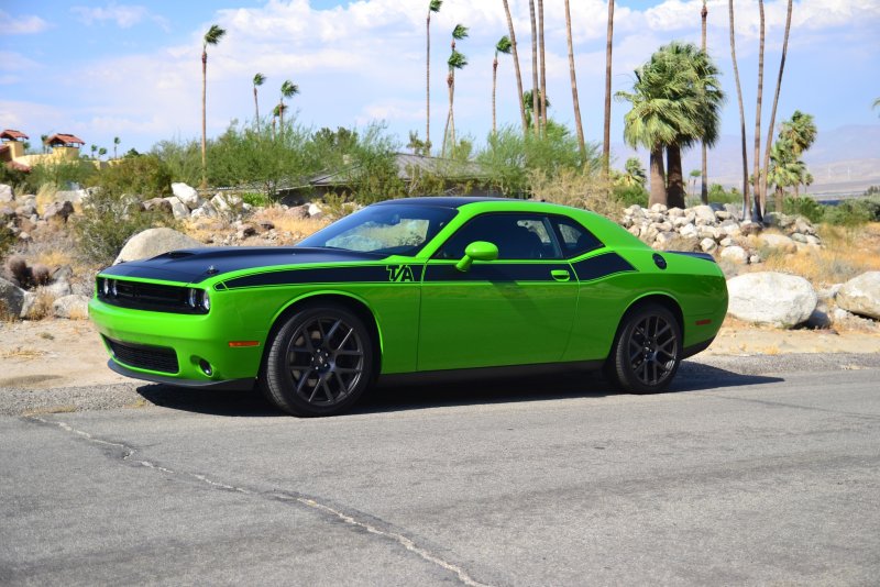 Dodge Challenger зеленый