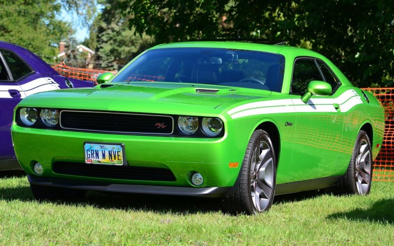 Dodge Challenger зеленый