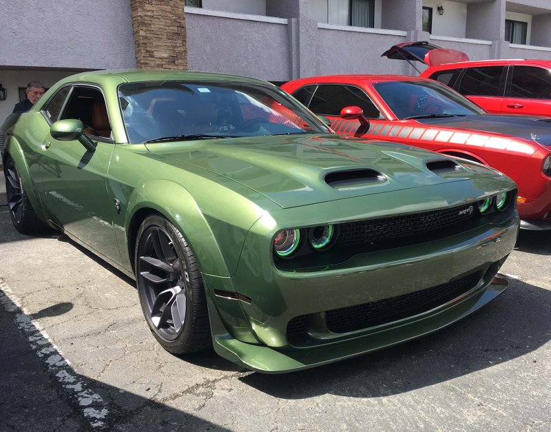 Dodge Challenger зеленый