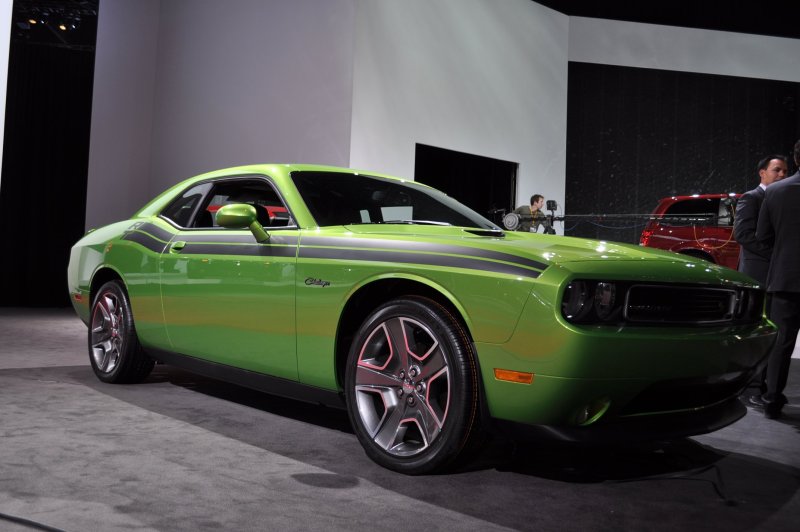 Dodge Challenger srt8 зелёный