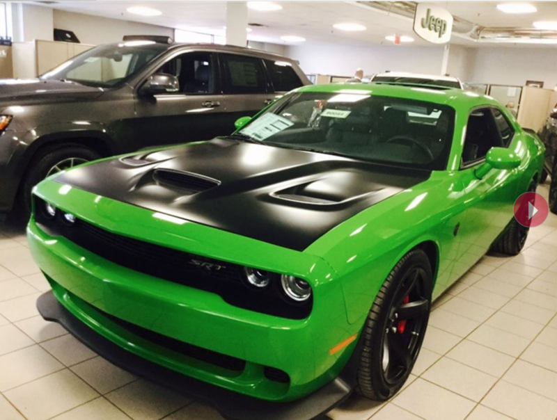 Dodge Challenger Hellcat зеленый