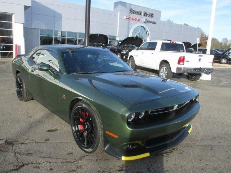 Dodge Challenger srt 6.4