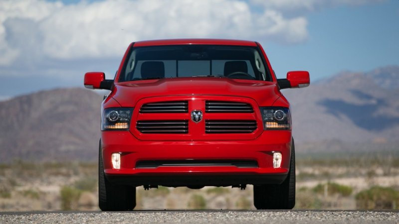 Dodge Ram 1500 спереди