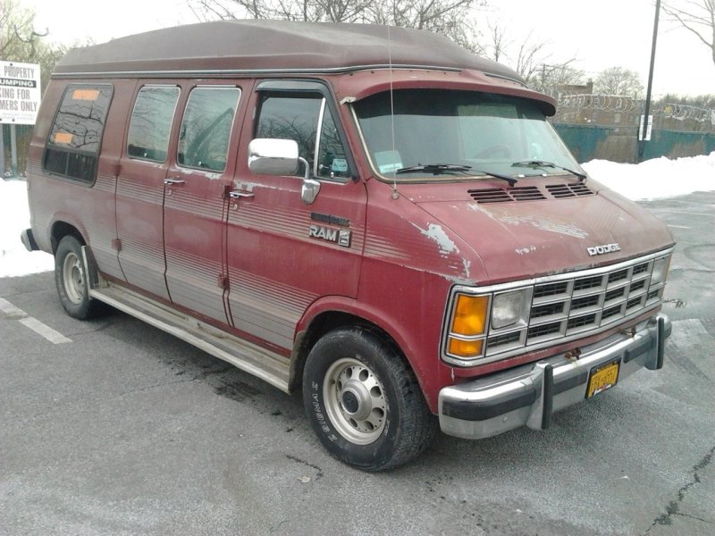 Dodge Ram van 1990