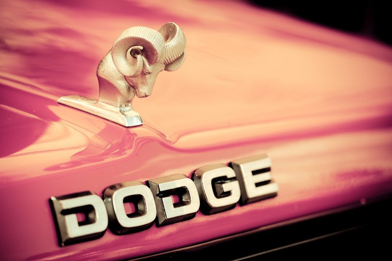 Dodge надпись