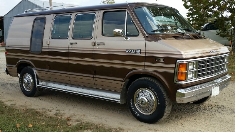 Dodge Ram van b250