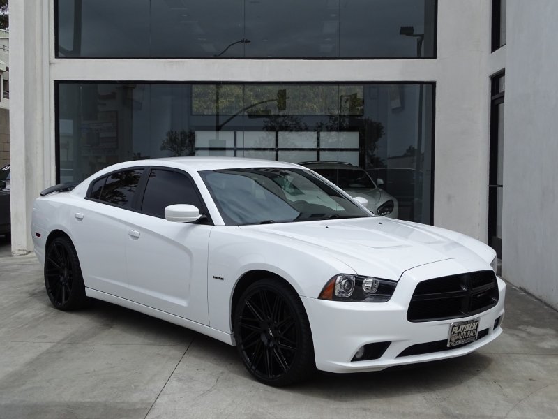 White dodge Charger 2014