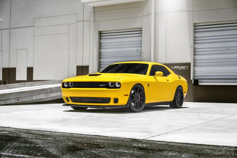 Dodge Challenger Hellcat желтый