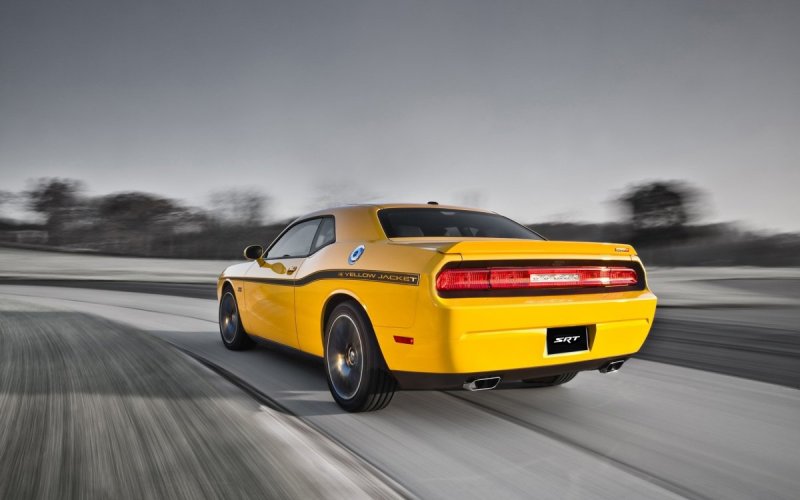 Желтый dodge Challenger srt8