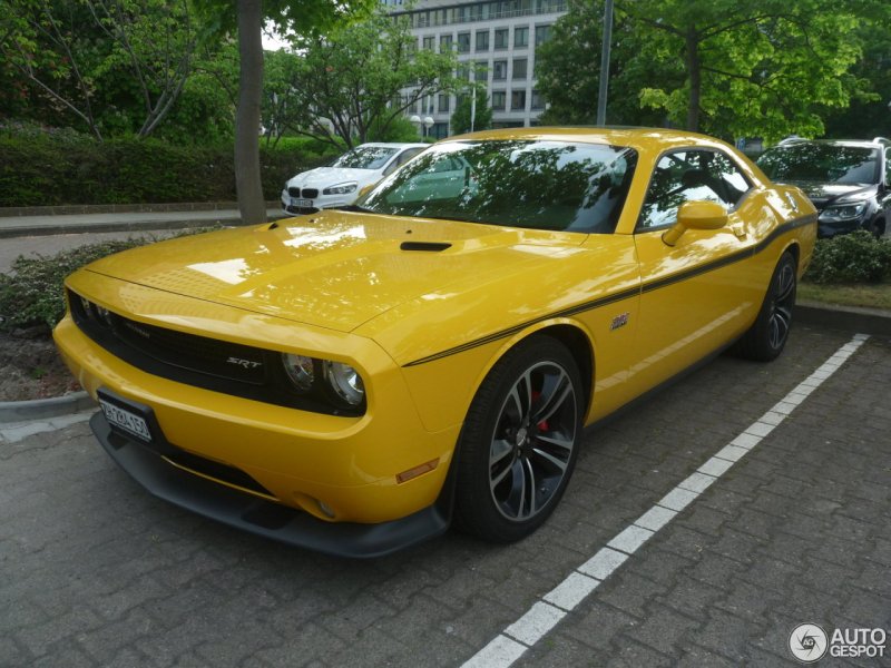 Желтый dodge Challenger srt8