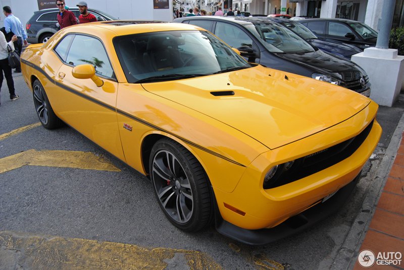 Dodge Challenger желтый