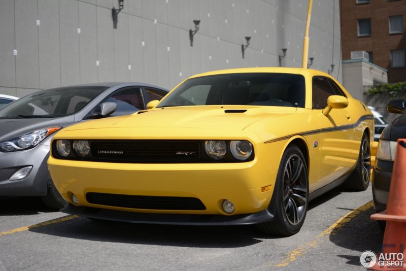 Dodge Challenger srt Yellow