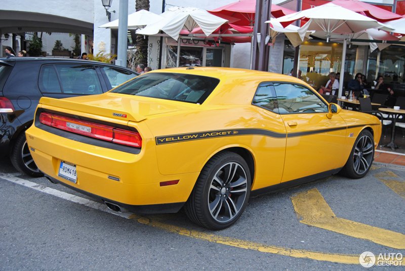 Dodge Challenger желтый