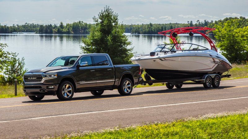 Dodge Ram 2020 с прицепом