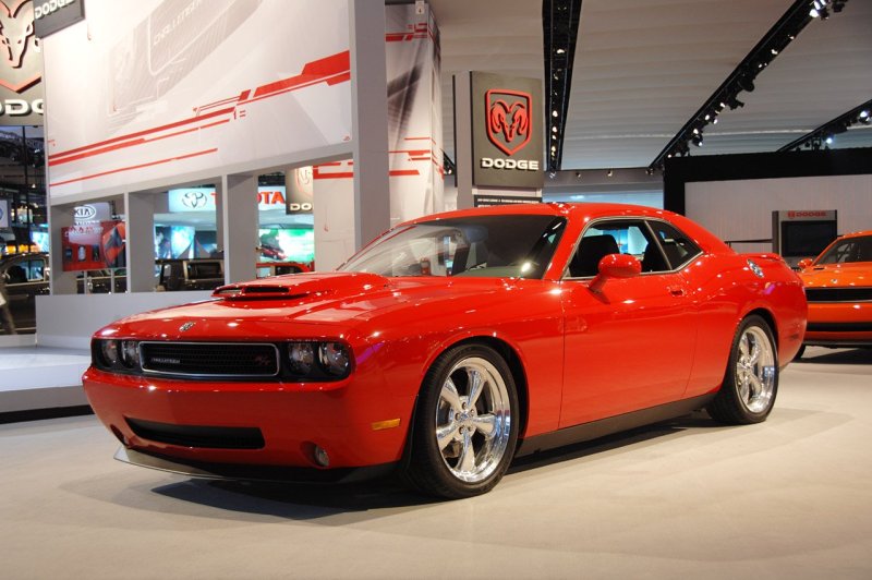 Dodge Challenger двухдверный