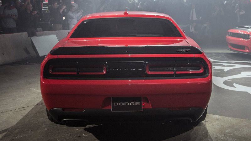 Dodge Challenger сзади