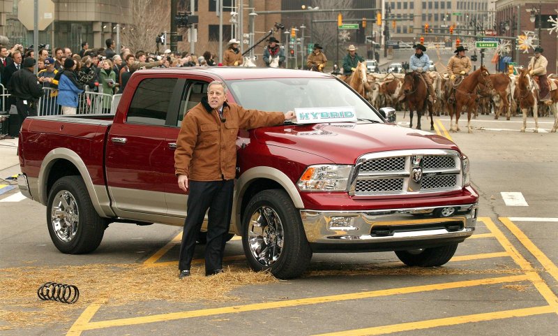 Dodge Ram 1500 и человек