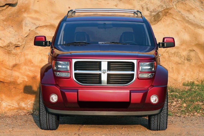 Машина dodge Nitro