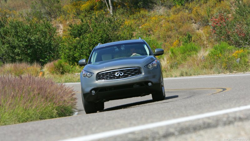 Infiniti FX 50 in Mountains