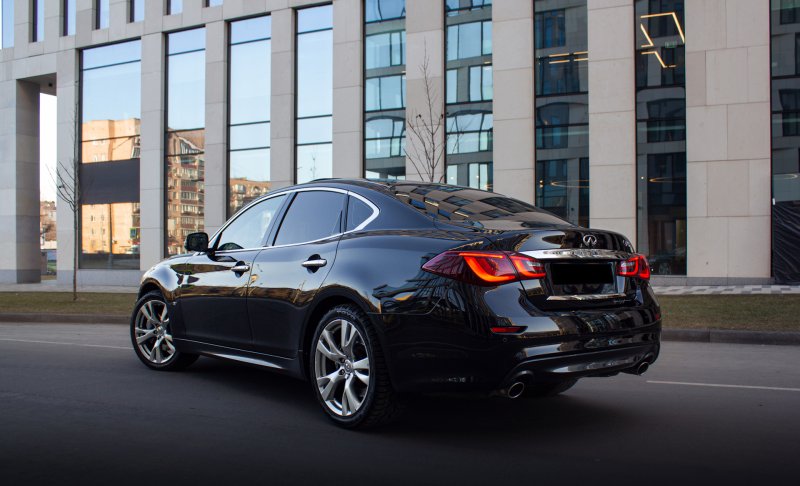 Infiniti q70 Black