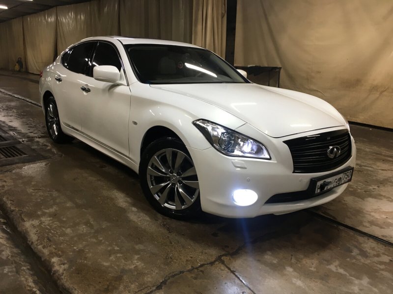 Infiniti m37 White