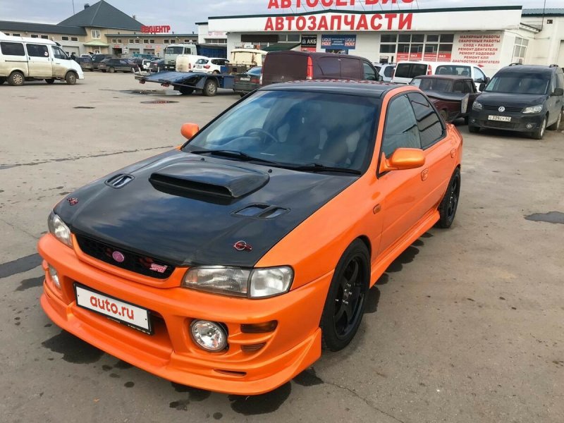 Оранжевая Subaru Impreza 2000