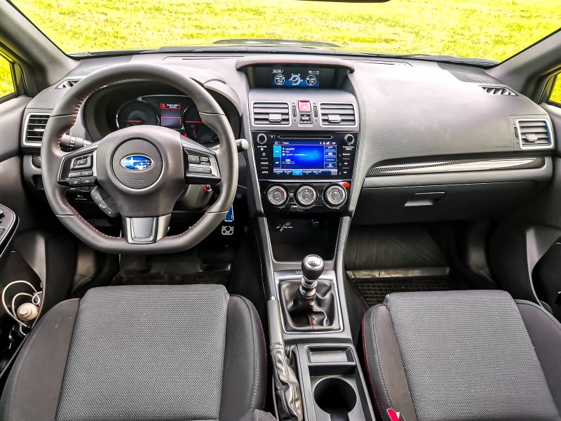 Subaru WRX STI 2018 салон
