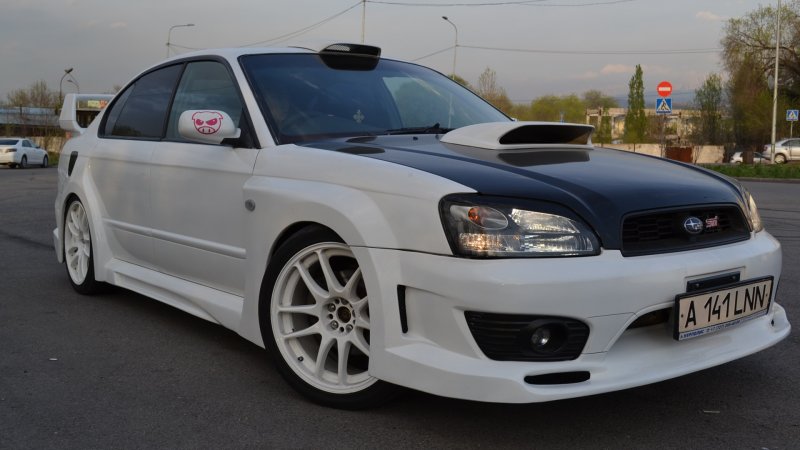 Subaru Legacy b4 2000 года в обвесе