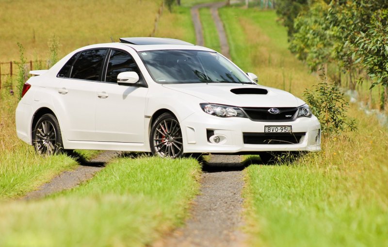 Subaru Impreza белая