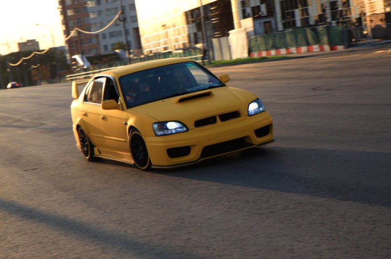 Subaru Legacy b4 желтый