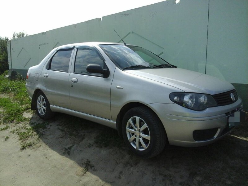 Машина Fiat Albea серебристая