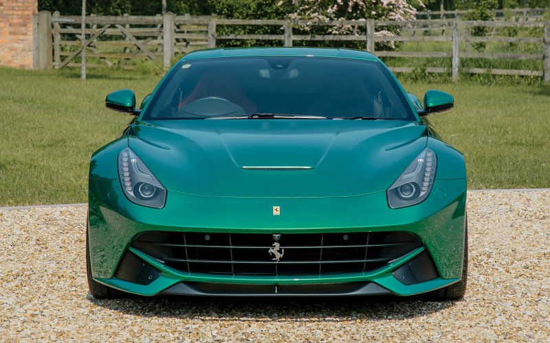 Ferrari f12 Berlinetta зелёная