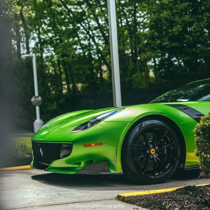 Зелёная Ferrari f458