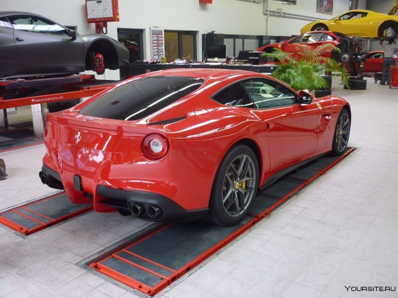 Ferrari f12 Berlinetta красная