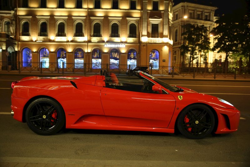Ferrari ночью