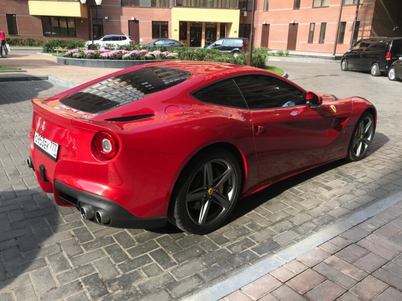 Ferrari f12 Berlinetta красная
