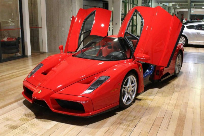 Enzo Ferrari машина