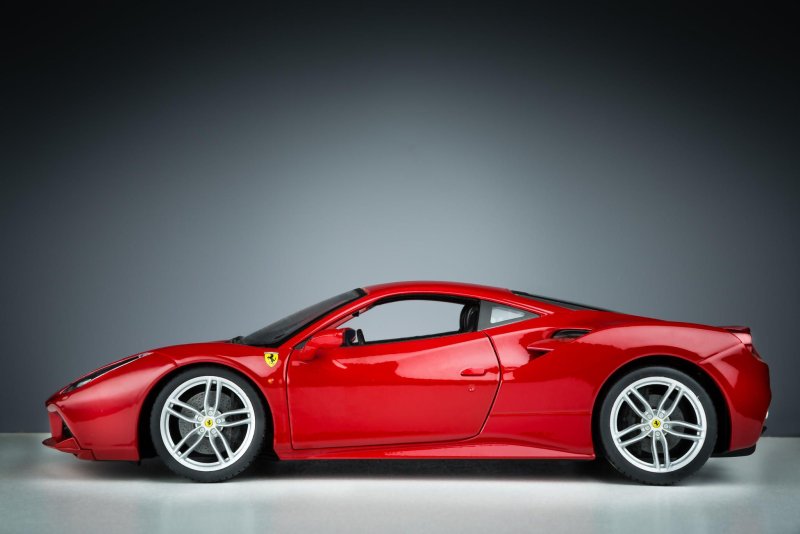 Ferrari 488 сбоку