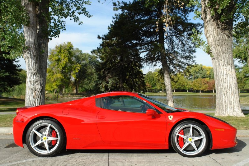 Ferrari 458 вид сбоку