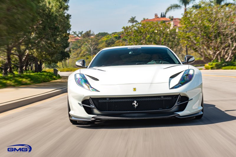 Ferrari 812 Superfast белая