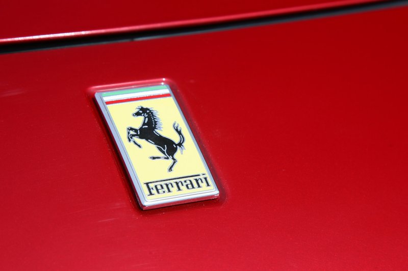 Логотип Ferrari на капоте