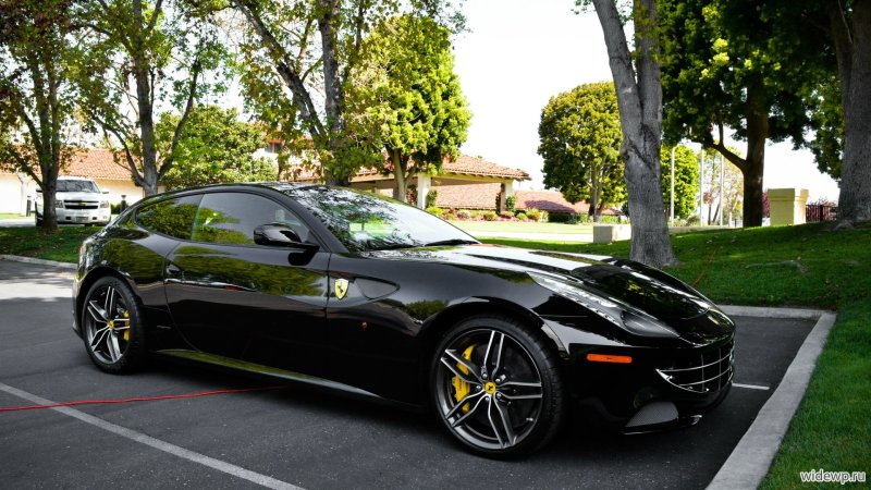 Ferrari FF темно-зеленая