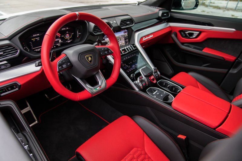 Lamborghini Urus 2020 салон