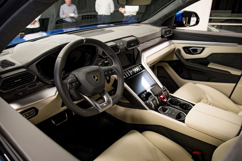 Lamborghini Urus 2021 салон