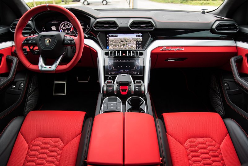 Lamborghini Urus красный салон